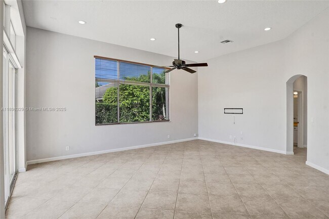Building Photo - 2553 Jardin Manor