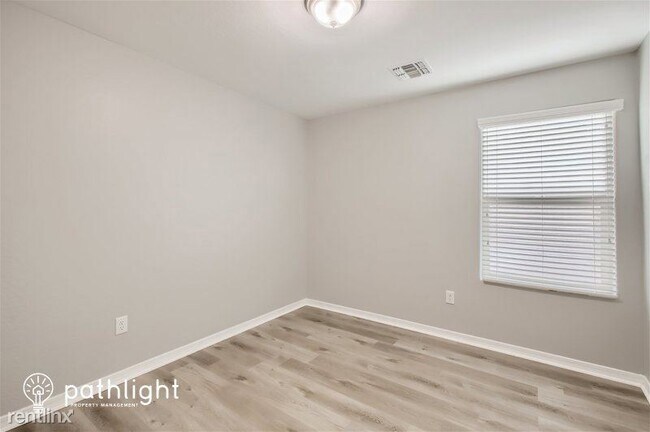 Building Photo - 4 br, 2.5 bath House - 12042 W Fillmore St...