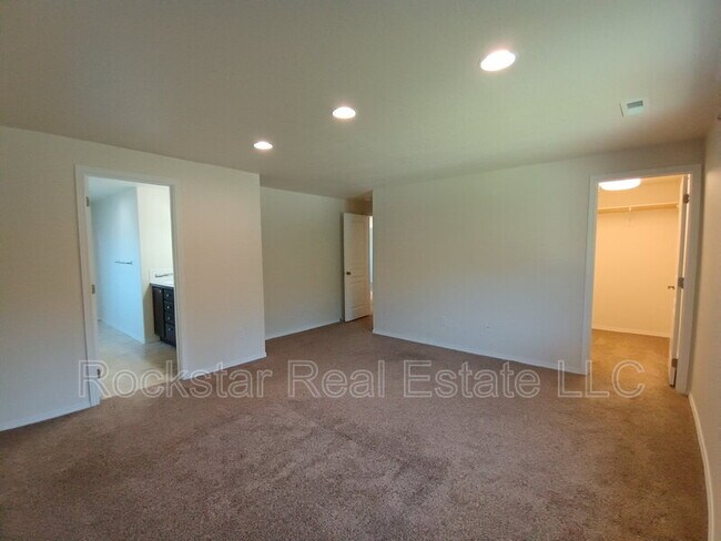 Building Photo - 1315 N Rogue River St