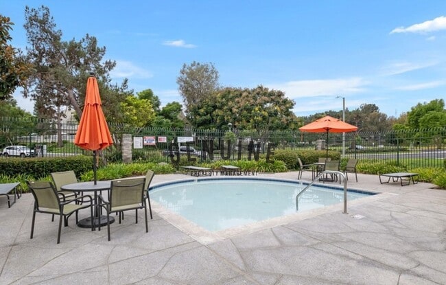 Building Photo - Charming 1Bd Upstairs Condo w/ Den & Garage