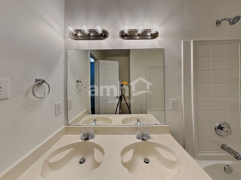 Building Photo - 811 Wild Prairie Dr