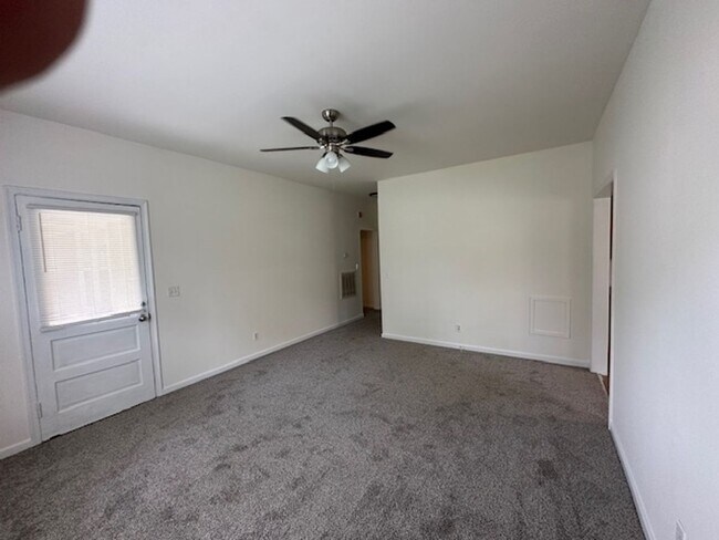 Building Photo - Beautiful Apartment with a large yard