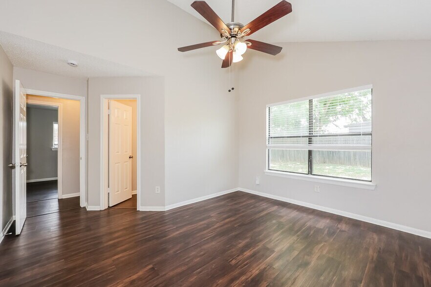 Building Photo - 4747 Poppy Dr E