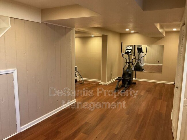Building Photo - 471 Manordale Rd