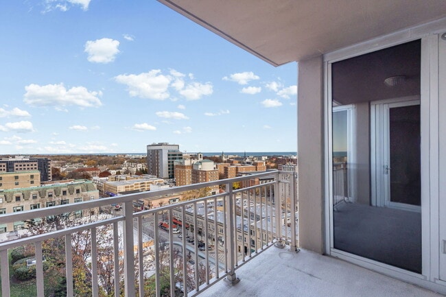 Building Photo - 807 Davis St