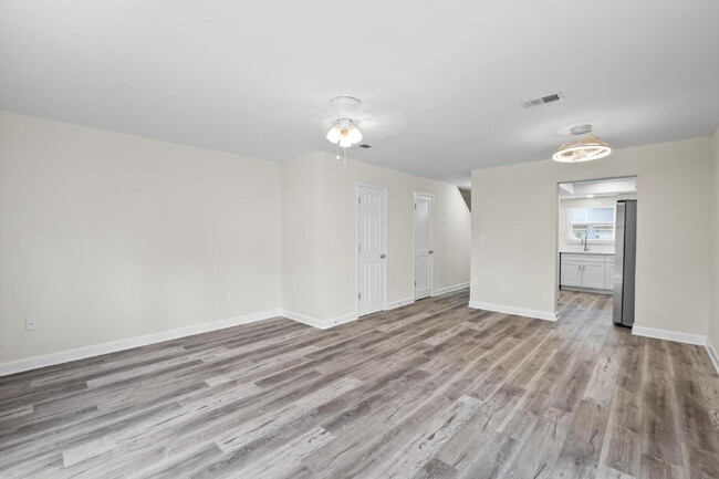 Building Photo - "Charming 2-Bed Townhouse with Modern Comf...