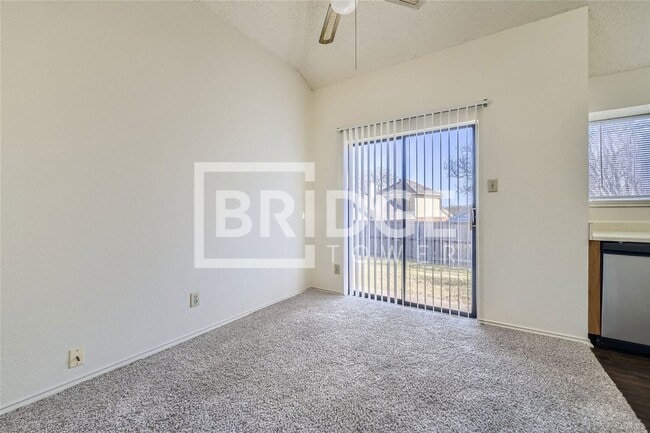 Building Photo - 905 Boxwood Dr