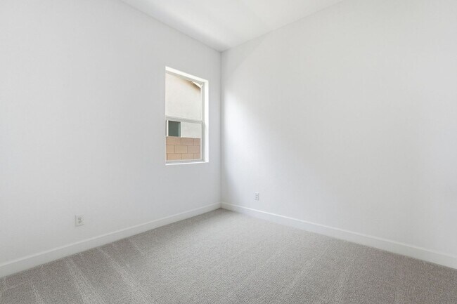Building Photo - 2942 Manzanilla Ave