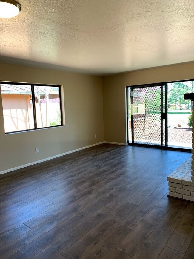 Building Photo - 375 Fairway Oaks Dr