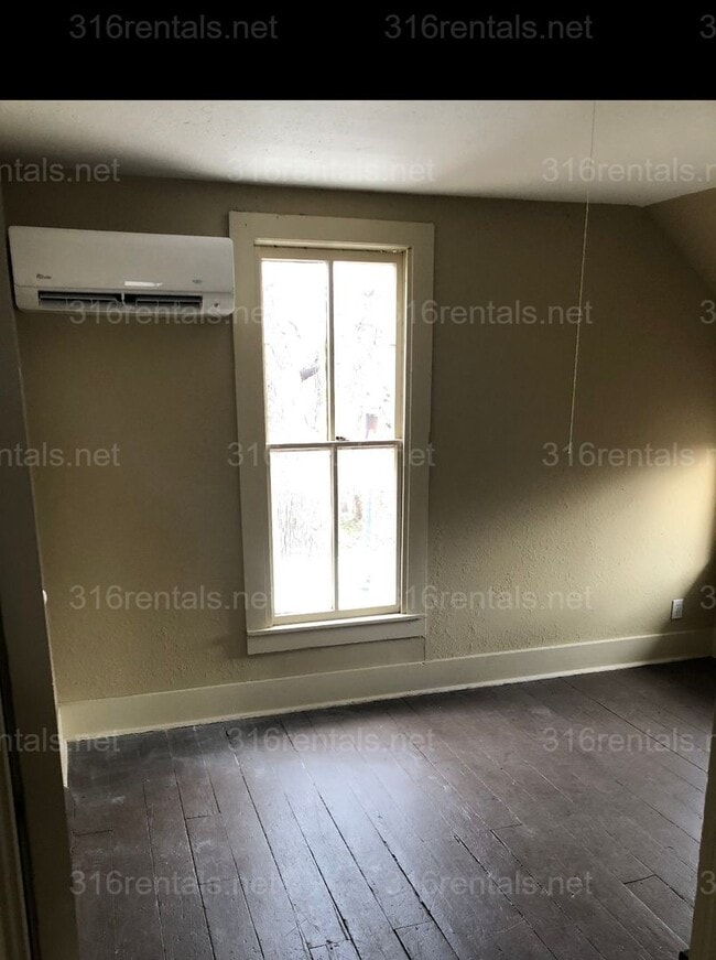 Building Photo - $1100  - 3 bed 1 bath - Single Family Home
