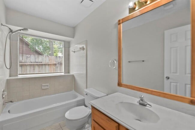 Building Photo - 2035 Woodhue Dr