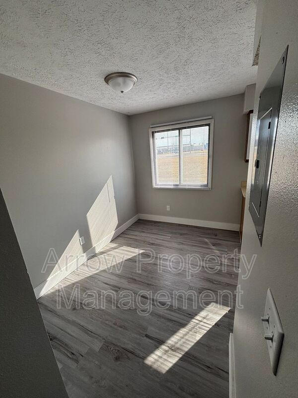 Building Photo - 2481 E 5th Ave