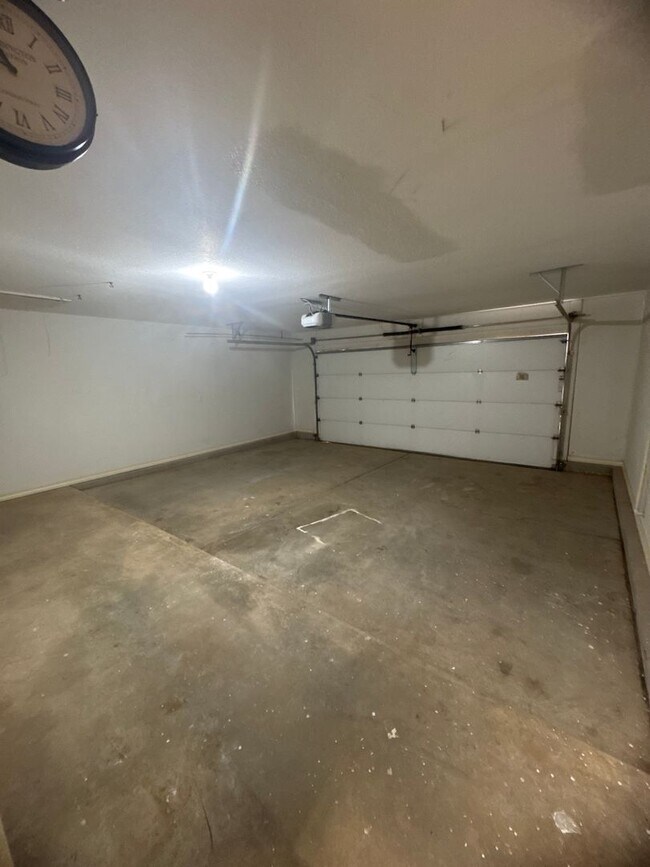 Building Photo - 3 Bed 2 Bath Home Available 10/13