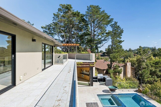 Building Photo - 1435 Lakeview Dr