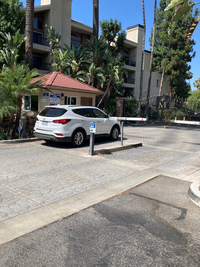 Gated entry with 24 hour guards - 5535 Canoga Ave