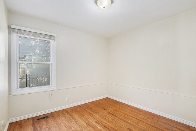 Building Photo - Spacious 2 bedroom with large den in the h...
