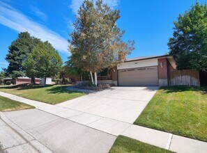 Building Photo - 5 Bd 3 Ba Home in Sandy