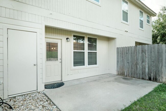 Building Photo - 2215 Dry Creek Dr