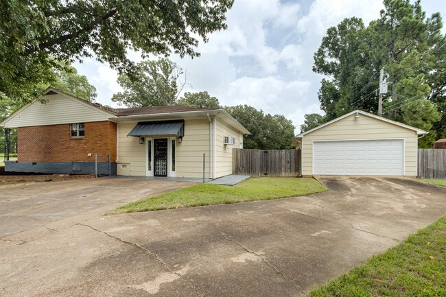 Building Photo - 2105 Grovehaven Dr