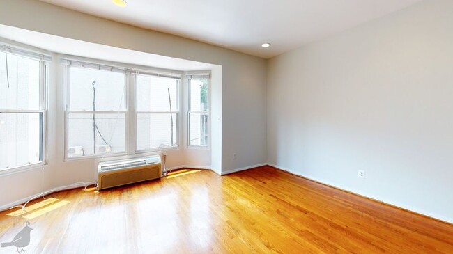 Building Photo - Stylish Studio in Adams Morgan! Amazing Lo...