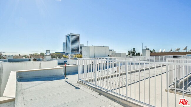 Building Photo - 1424 S Bentley Ave