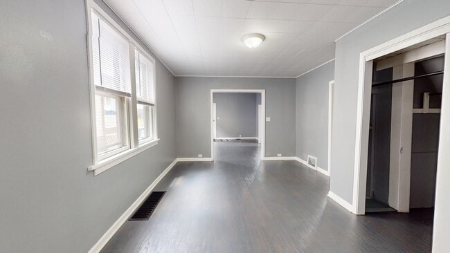 Building Photo - ** AVAILABLE OCTOBER 2025 *** Old Brooklyn...