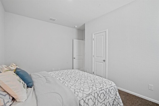 Building Photo - 8916 Old Rawhide Ln