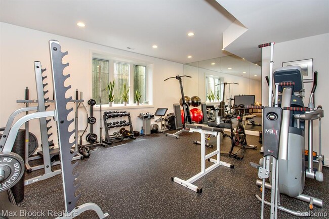 Building Photo - 25925 York Rd