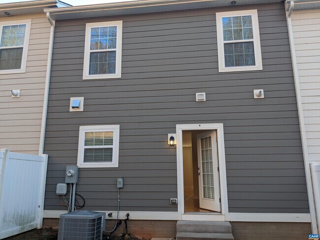 Building Photo - 2402 Winthrop Dr