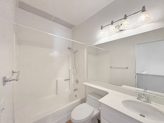 Building Photo - Beautiful 2B/2.5BA Two-Story Home with AC,...