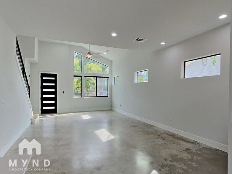 Building Photo - 2820 Prado St