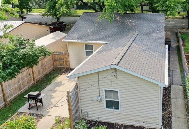 Building Photo - UPDATED 3 BR/1 BATH CENTRALLY LOCATED IN GREEN BAY