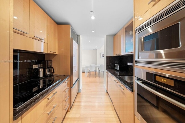 Building Photo - 6801 Collins Ave