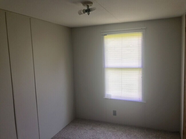 Building Photo - Come take a look at this 2 bedroom 1 bath ...