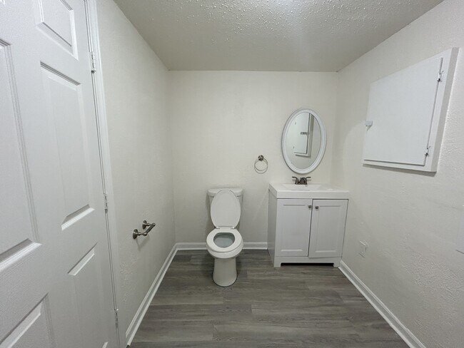 Master Bathroom pic # 2 - 10218 Silvercrest St