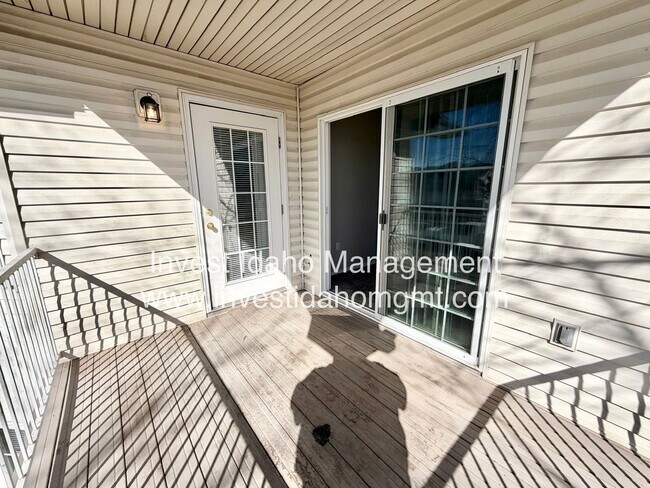 Building Photo - Avenger Lane