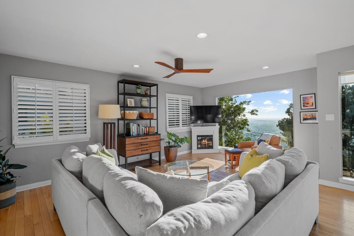 Building Photo - 4350 Summit Dr