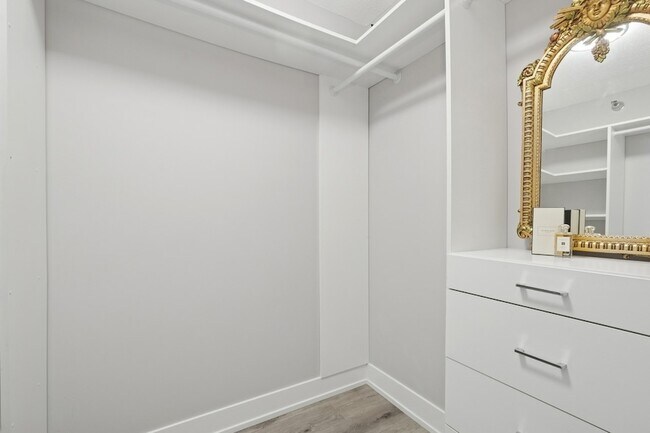 Building Photo - 512 N McClurg Ct