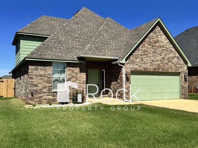 Building Photo - Spacious 3-Bedroom Home with Designer Kitc...