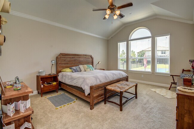 Building Photo - 25710 Oakwood Knoll Dr