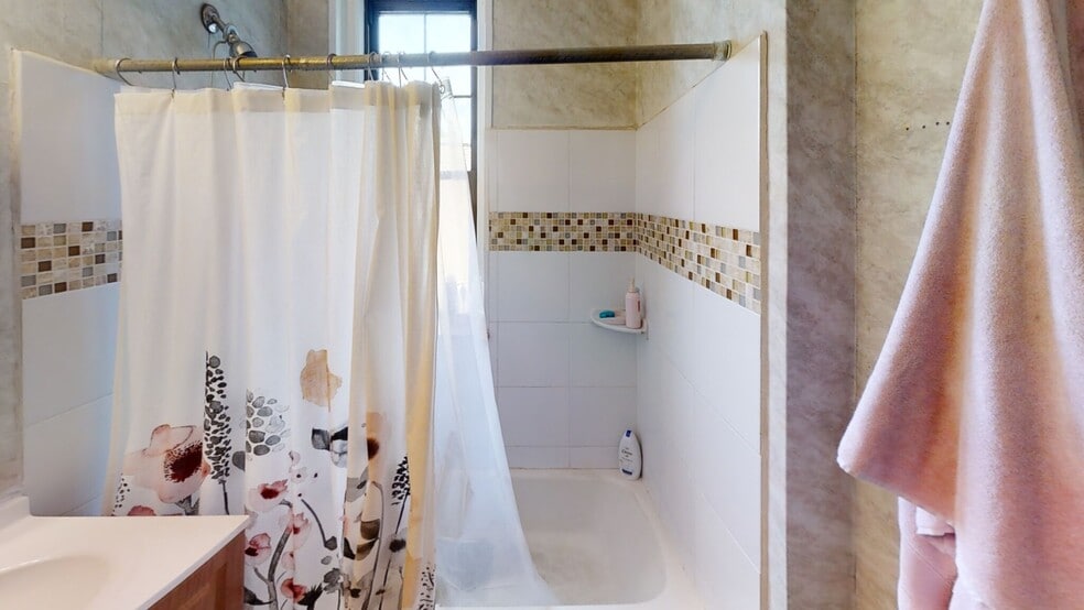 Building Photo - 6 Sutherland Rd