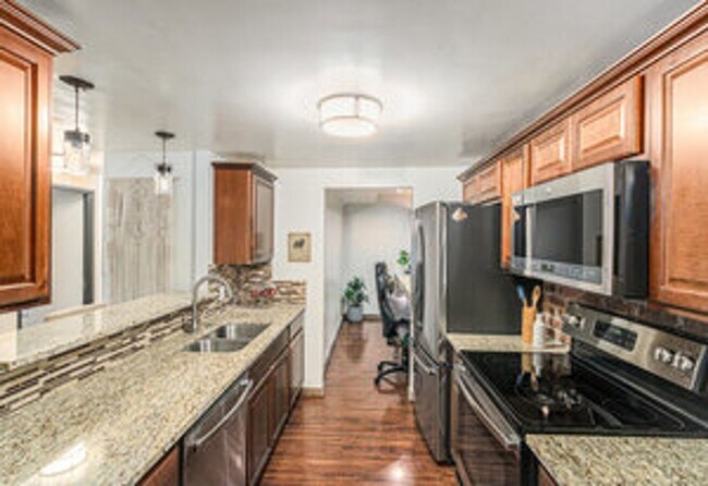 Building Photo - Cute 2 Bed Furnished Condo in Old Town
