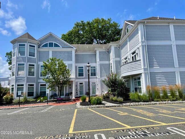 Building Photo - J162 Main St