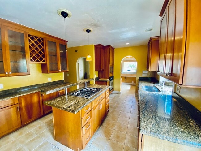 Building Photo - Beautiful 4 Bedroom Cottage in Kensington ...
