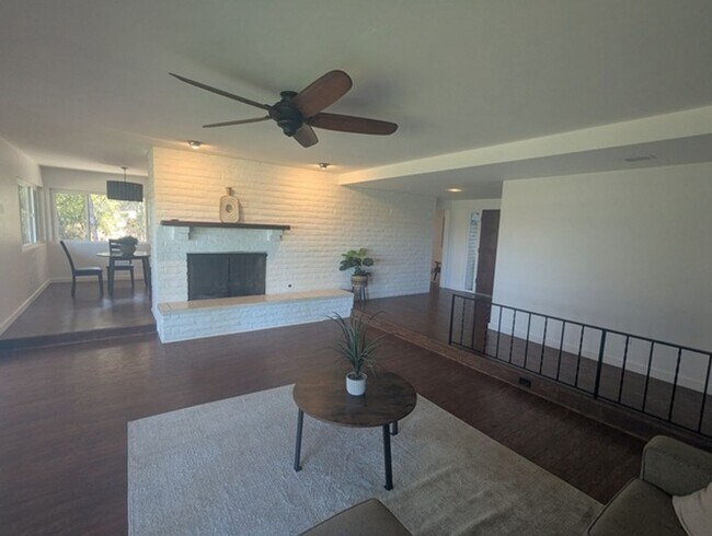 Building Photo - 3 Bed - 2 Bath House with Solar & Mountain...