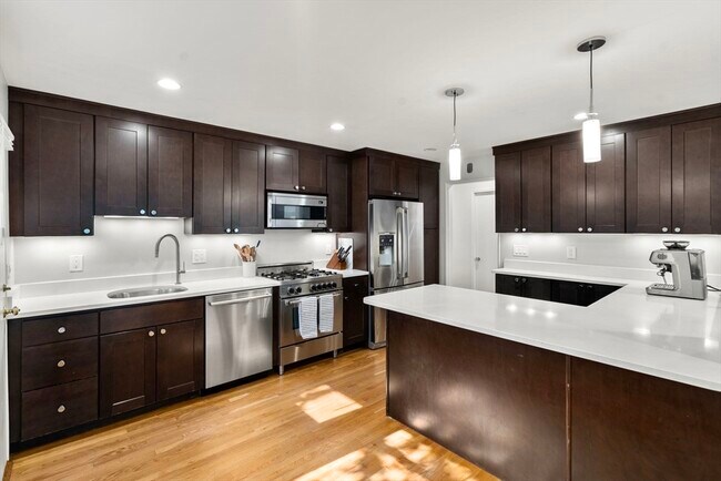 Building Photo - 20 Follen St