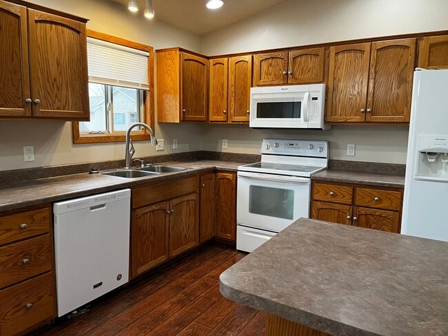 Building Photo - 5 Bed/2 Bath Rental Home on West Side!
