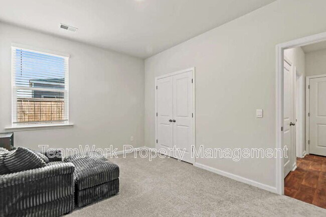 Building Photo - 643 Silver Spruce St