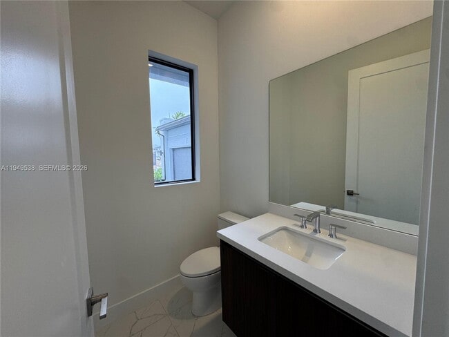 Building Photo - 19670 NE 14th Ct