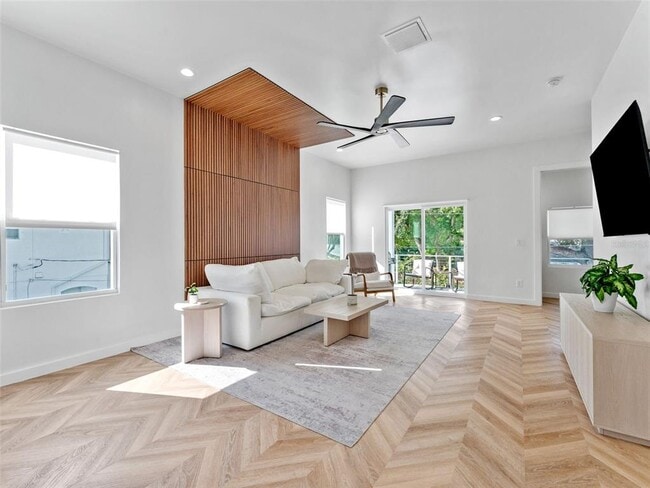 Building Photo - 102 W Adalee St